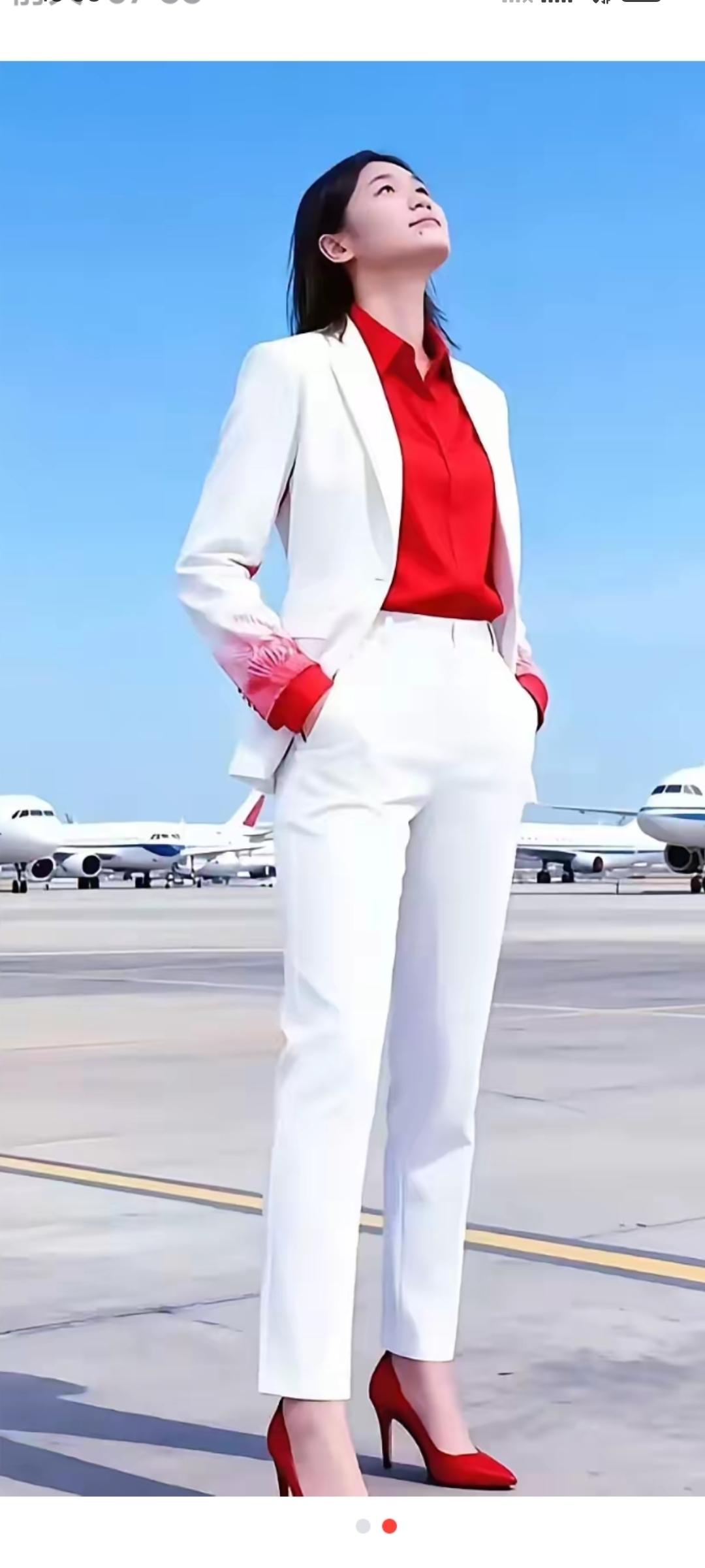 你们谁能认出来这是哪位大明星？

这气质，这风度，这一身儿穿戴没谁了。

你们猜