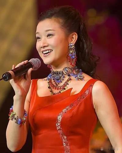 朱军在艺术人生中曾经采访宋祖英，你觉得你漂亮吗？她说，我出门一定化点妆，还是可以