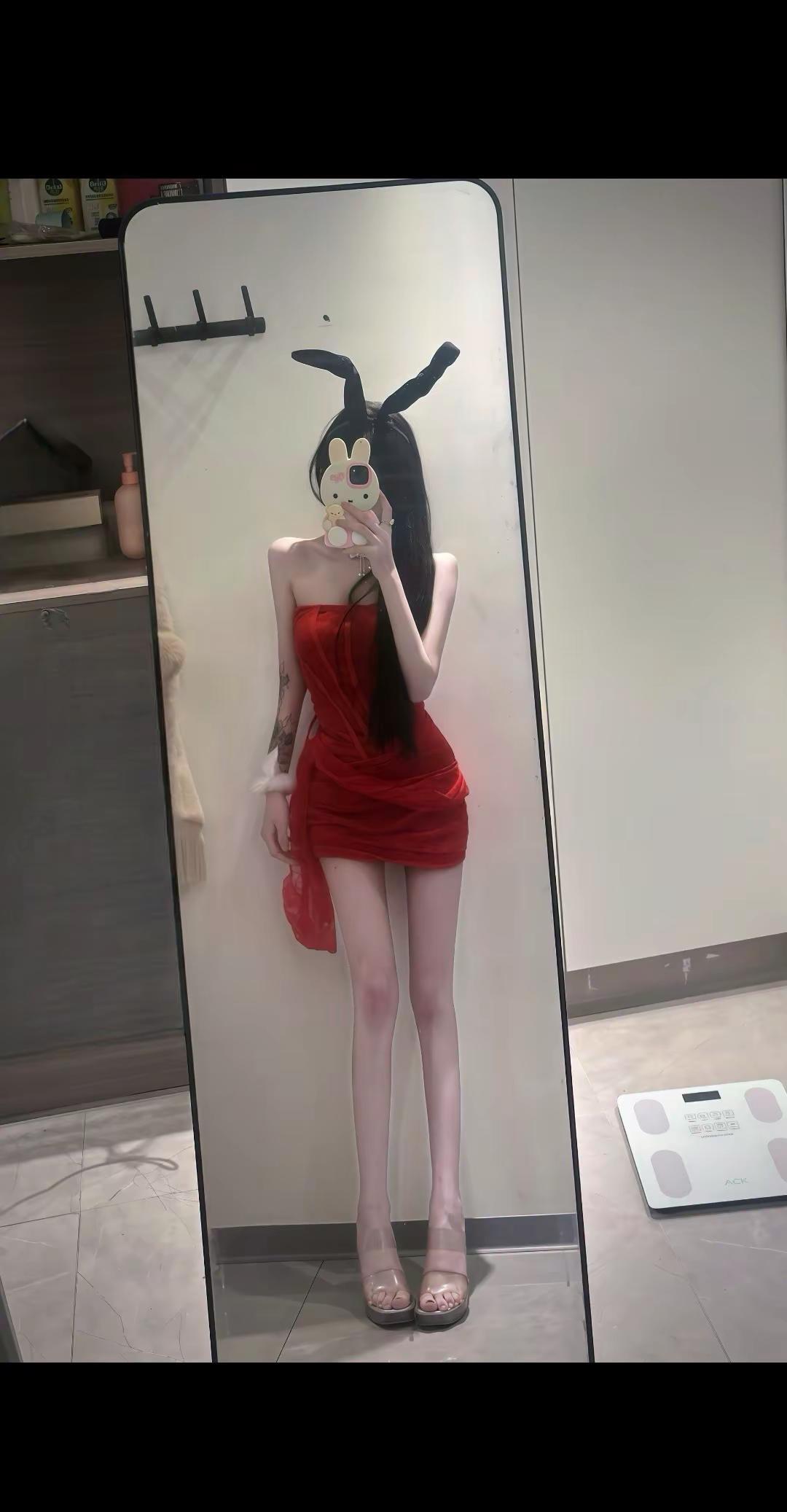 她穿着mini skirt 好像宁艺卓站在这儿ootd穿搭