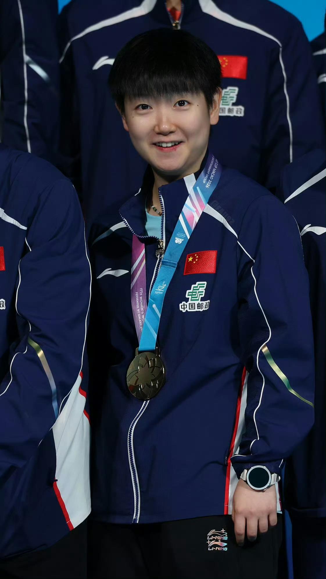 12张笑在脸上的孙颖莎，笑出了一个幸福的合集！

夺冠一刻的赛场上，女单领奖台，