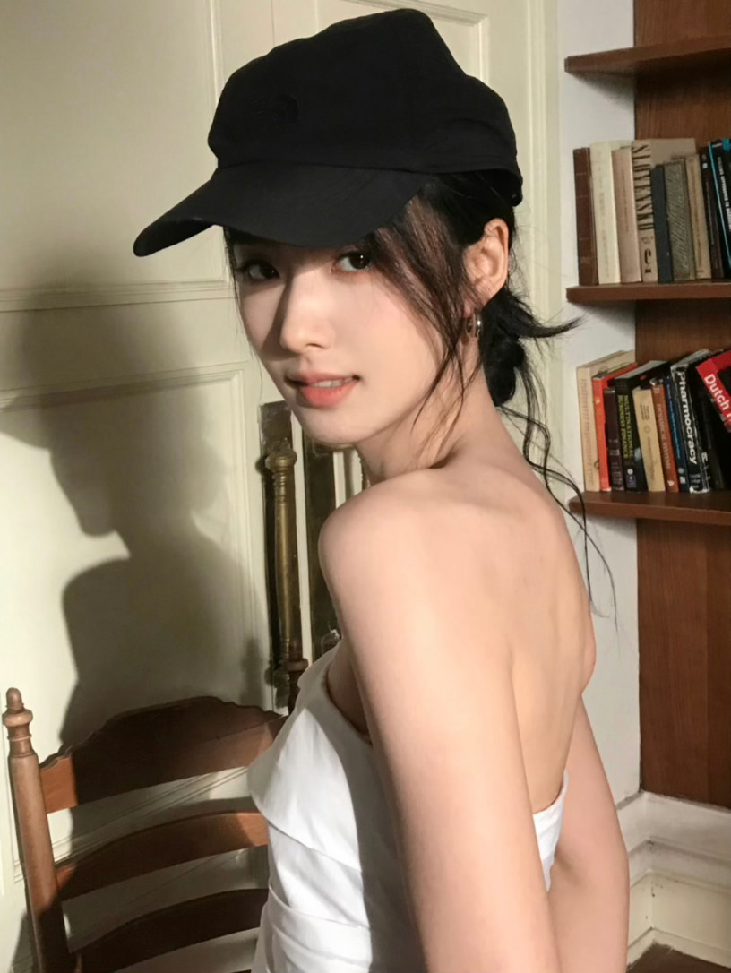 卢昱晓 上镜淡颜线下浓颜但总之很美就对了呀 