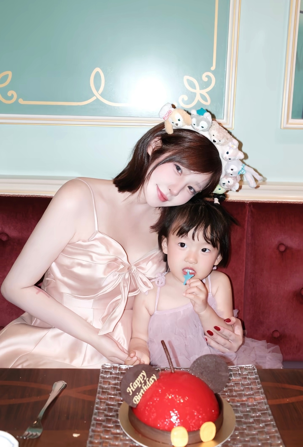 黄一鸣在迪士尼为女儿闪闪庆祝3岁生日 