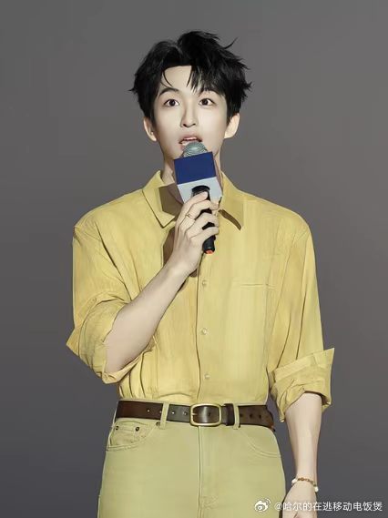刘耀文黄子弘凡耍帅翻车刘耀文黄子弘凡耍帅失败 从墨镜滑落那下开始，刘耀文和黄子弘