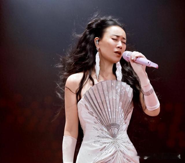 59岁的那英，还能稳住乐坛天花板吗？

昨晚，那英巡演四面台开唱，一登场就把全场