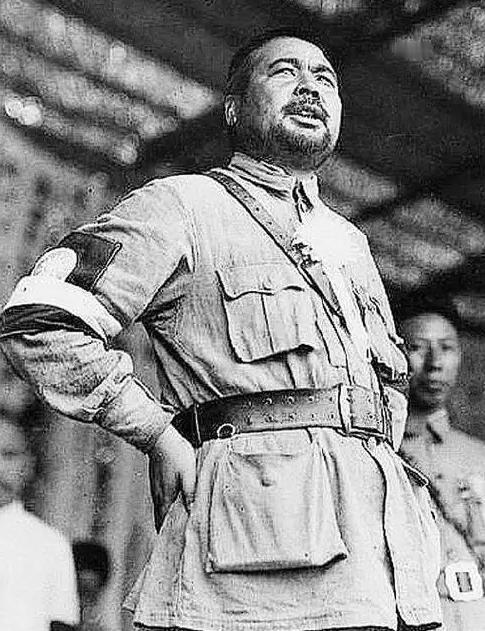 1927年，蒋介石邀请冯玉祥到徐州会谈，可谁知，蒋介石和一行随从的官员，在车站等