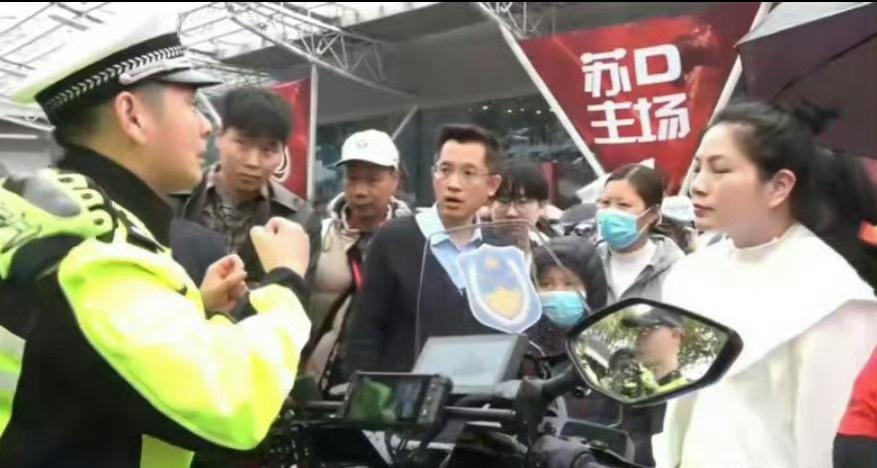 新式电摩铁骑颜值与实力并存，赛场周边秩序井然，日夜坚守护航盛会，为常州交警点赞