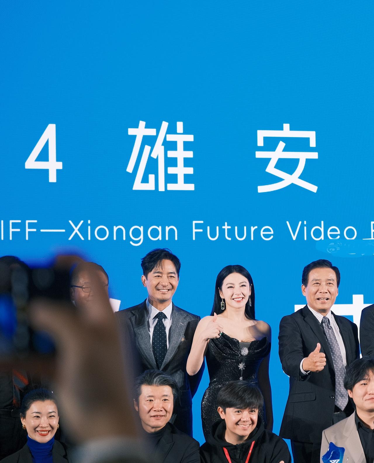 最近张雨绮和郭晓冬一起现身雄安，两位搭配的都很有气质，也都显得好年轻。

张雨绮