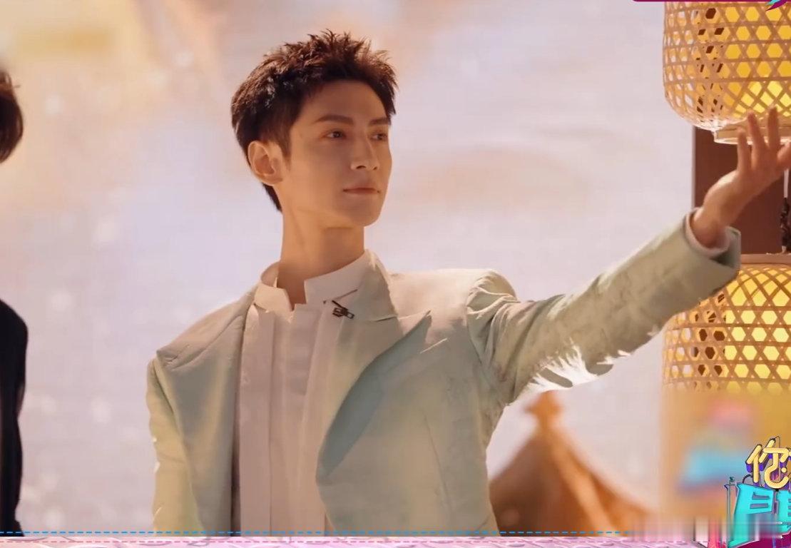 罗云熙[超话]水龙吟剧组只有罗云熙没穿黑色穿什么不重要，帅才是关键，白衣直接封神