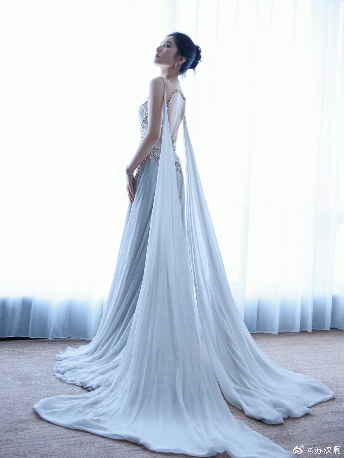 张婧仪白玉兰美成建模神了这次白玉兰红毯真的被张婧仪狠狠惊艳到，长的太耐看了。生图
