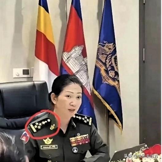 看到这位柬埔寨女性军官肩章上密密麻麻的星星，仿佛整个星空都落在了她的肩上，这种视