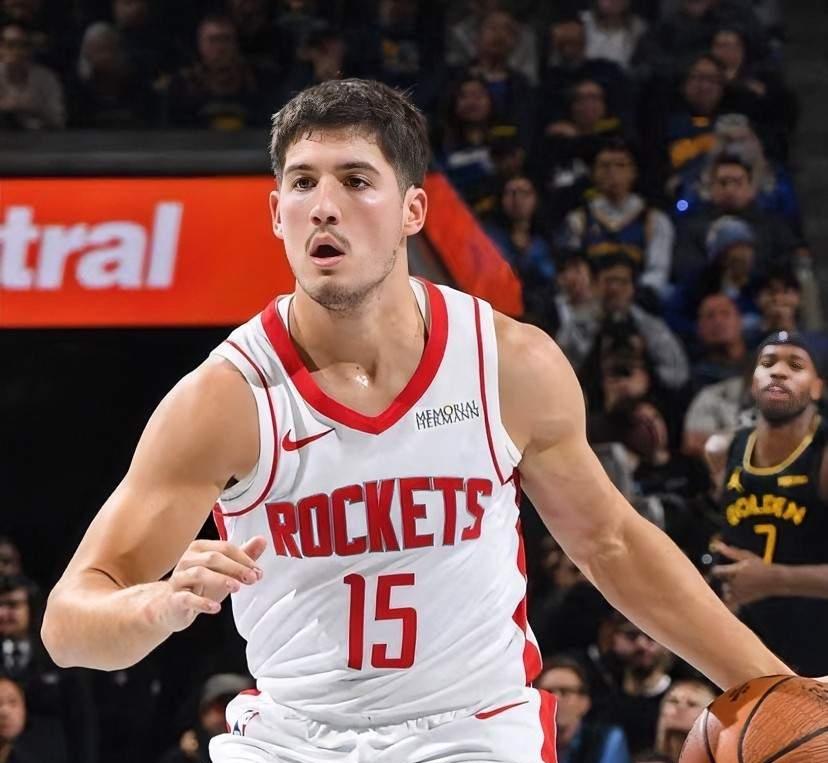 火箭在第四节还剩7分钟时，就换下杜兰特、申京，这不免让人想到，火箭的更衣室出了问