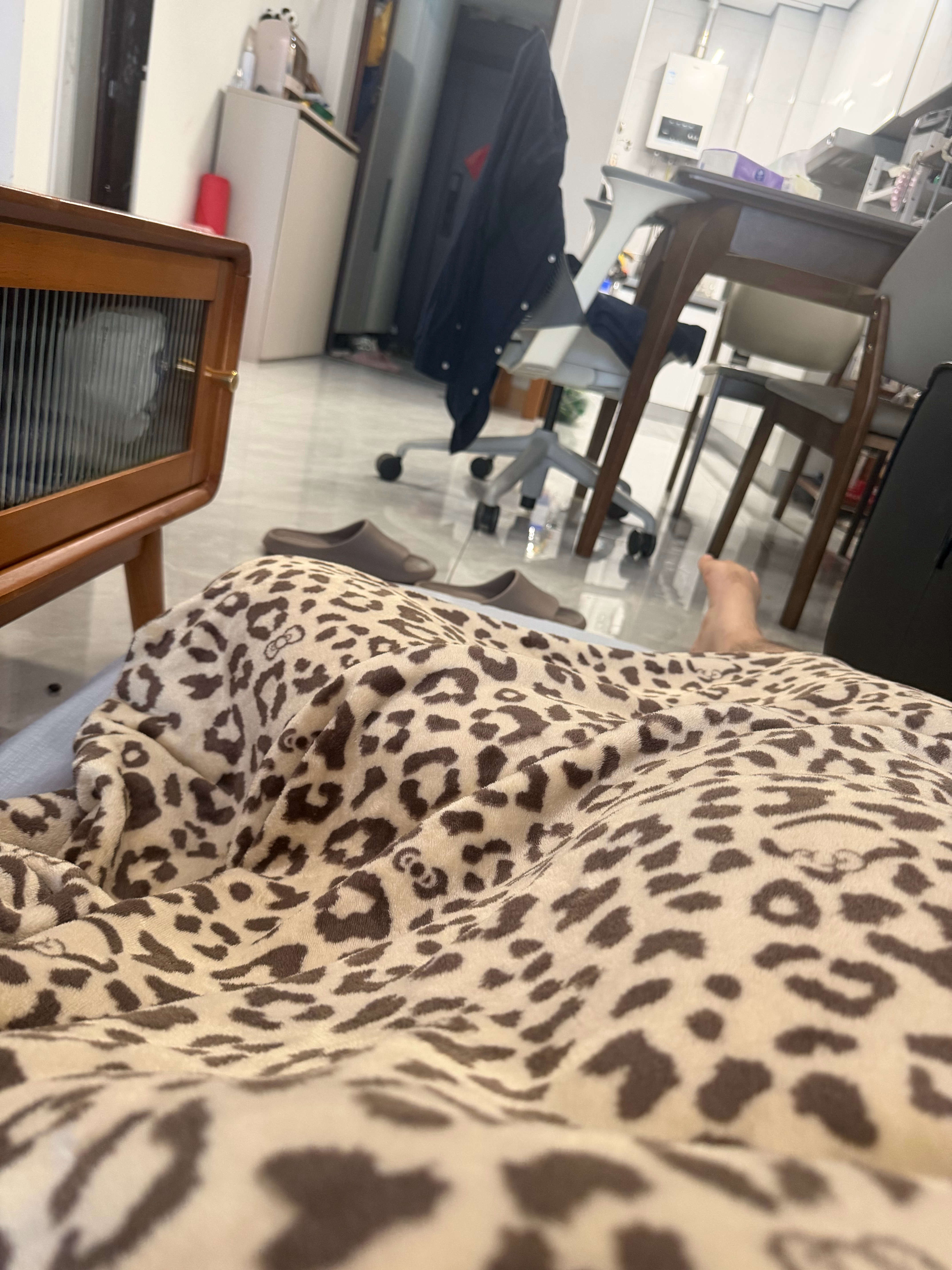 早，你还别说，偶尔睡一下地铺还蛮舒服的。 