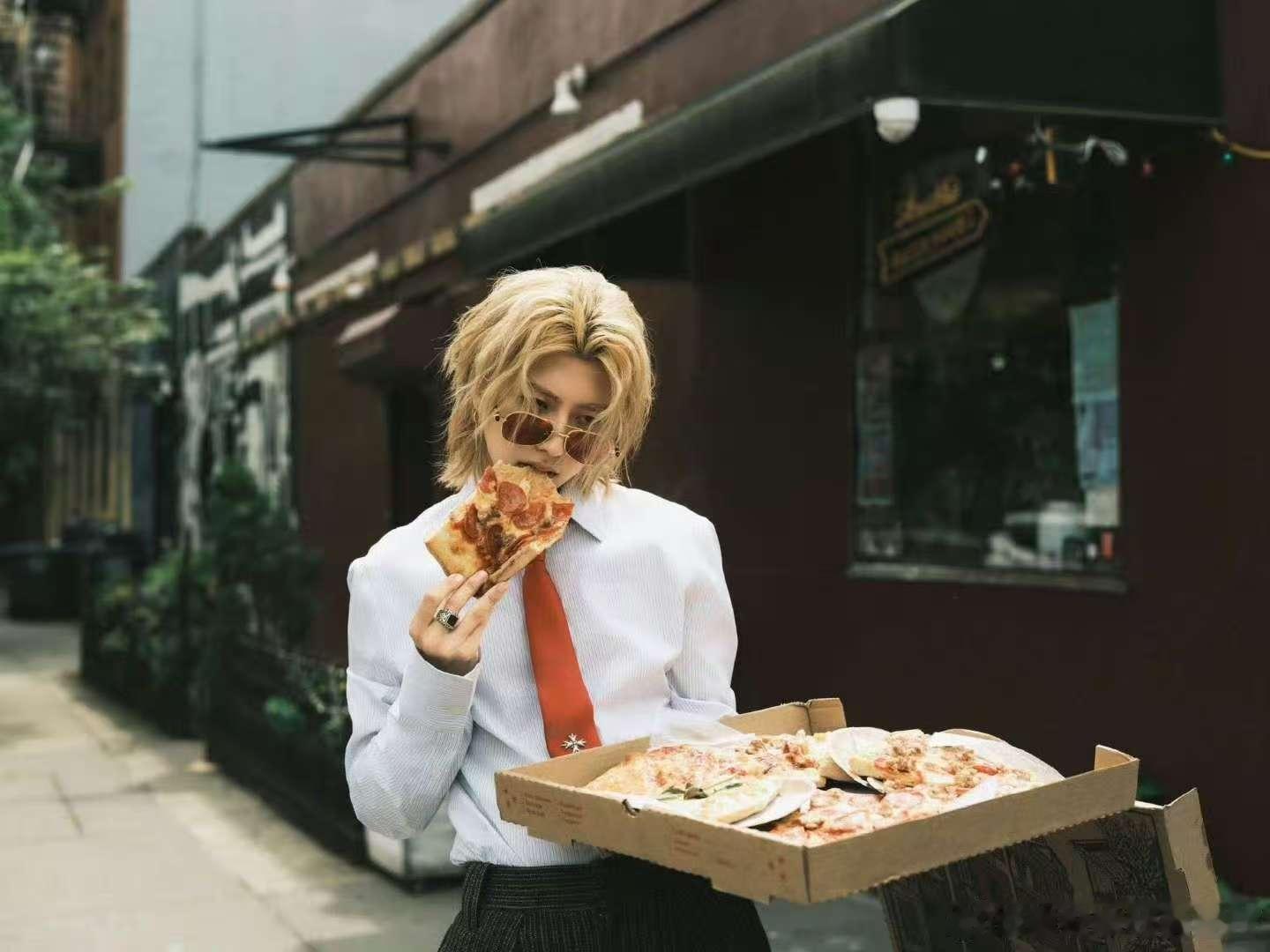 蔡徐坤ilovepizza 蔡徐坤咬披萨 蔡徐坤咬披萨 ​​​