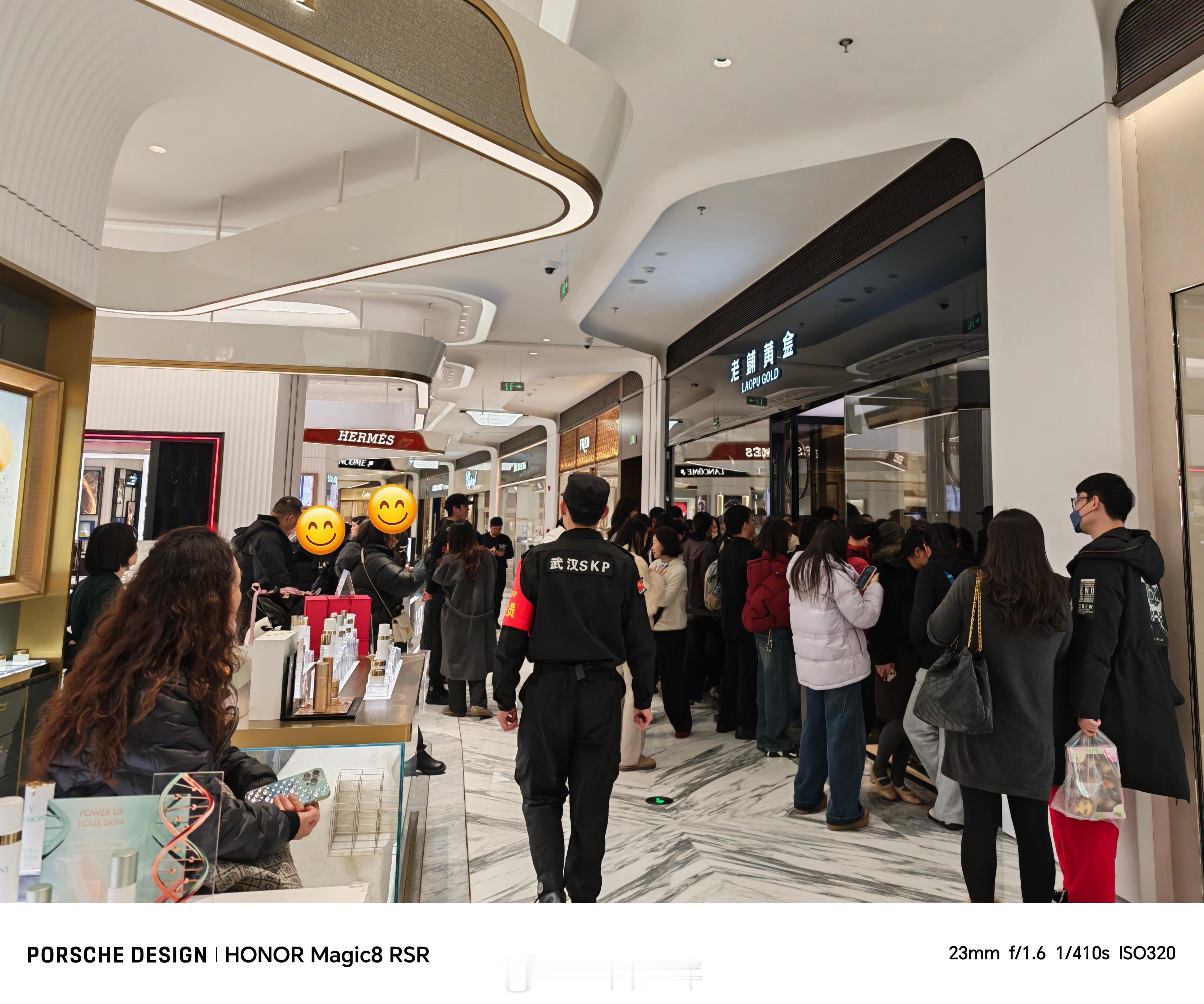 中午路过武汉SKP老铺黄金好多人排队大家近几年有买过黄金吗？ 