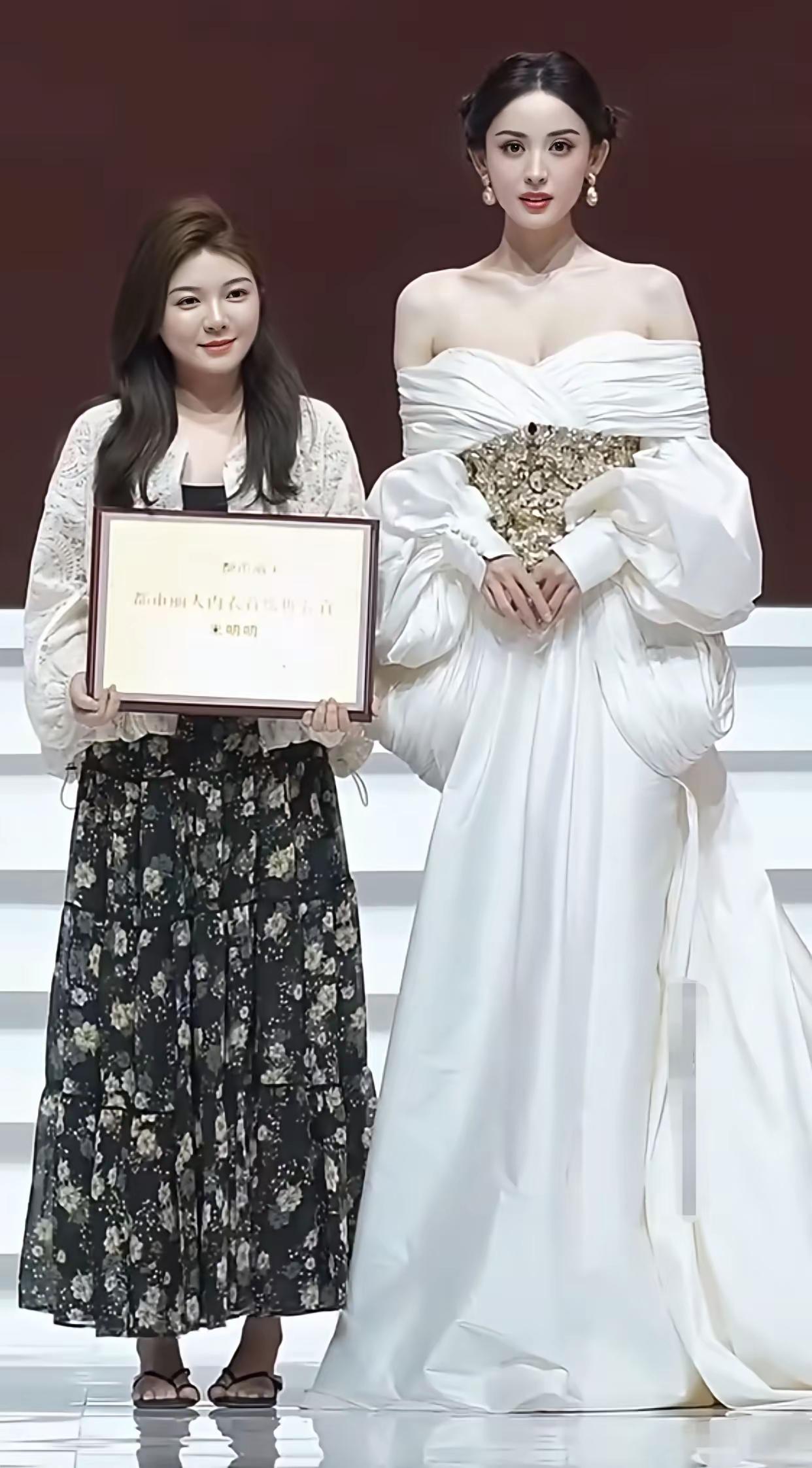 这就是明星和普通人的差距，
古力娜扎和一位长得挺不错的女子站在一起，
这个女子放