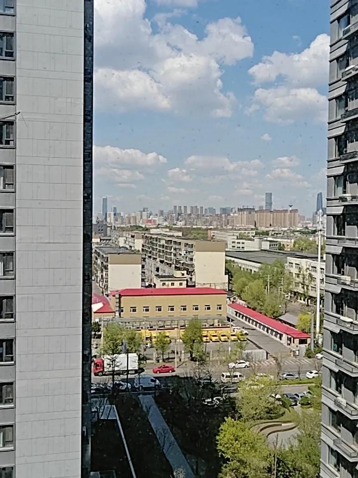 分享一张美丽的风景照春日的天空，充满了灿烂的阳光。几朵白云，悠闲地漫步于蓝天。