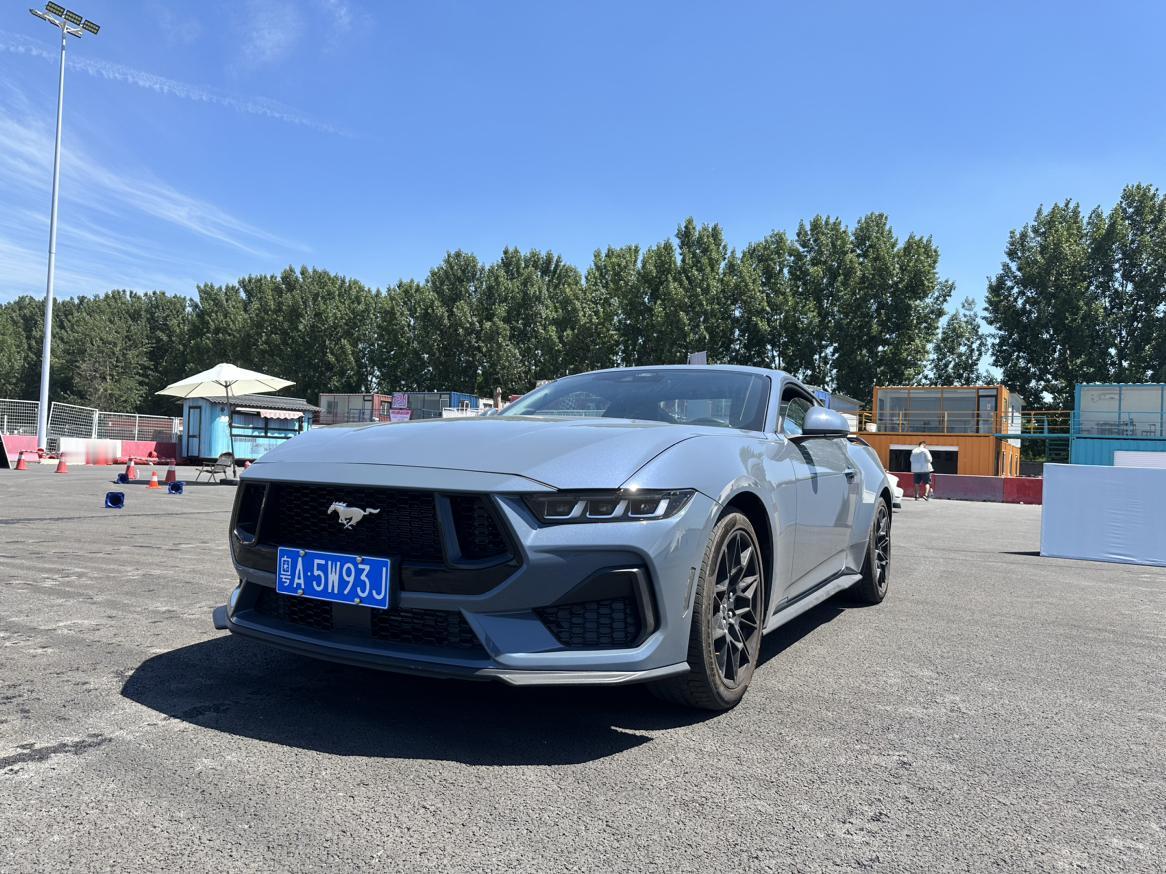 福特Mustang在场地里试了试，第七代了还整了个双联屏，配置挺高。2.3T和1