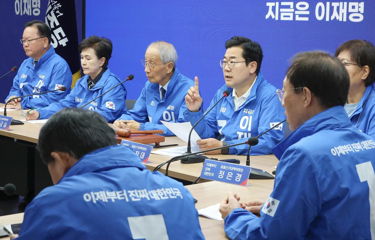 李在明表态后立竿见影。
民主党在国会撤回两个议案。
1.非法律人士担任大法官
2