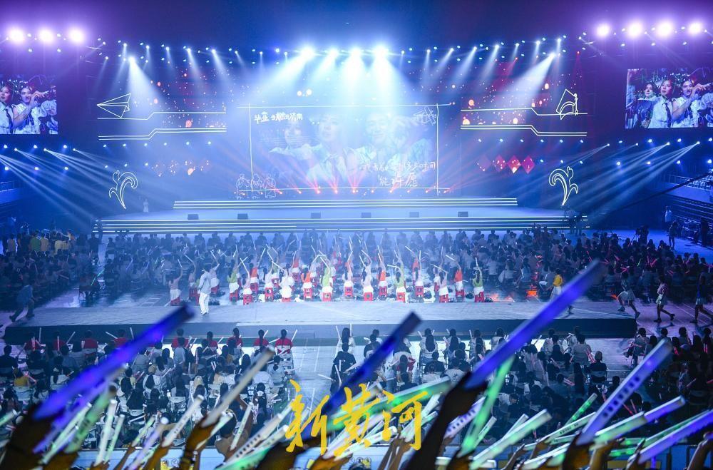 6月12日晚，济南奥体中心东荷体育馆内灯光璀璨、青春激荡，“毕业 当燃在济南”2