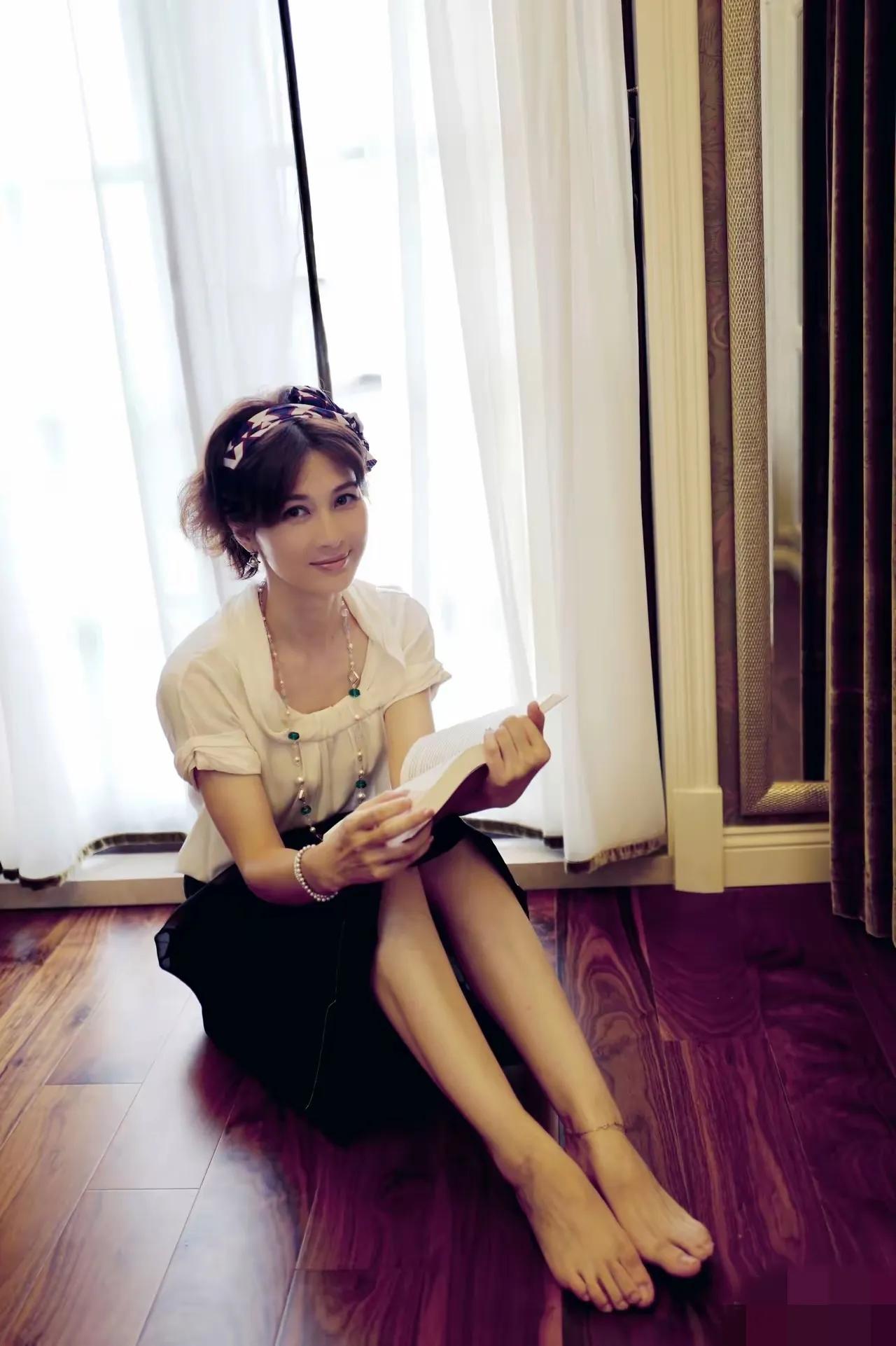 45岁的童蕾在家中休闲比银幕上还美，美得自然又动人。她坚持不整容，从21岁起就靠