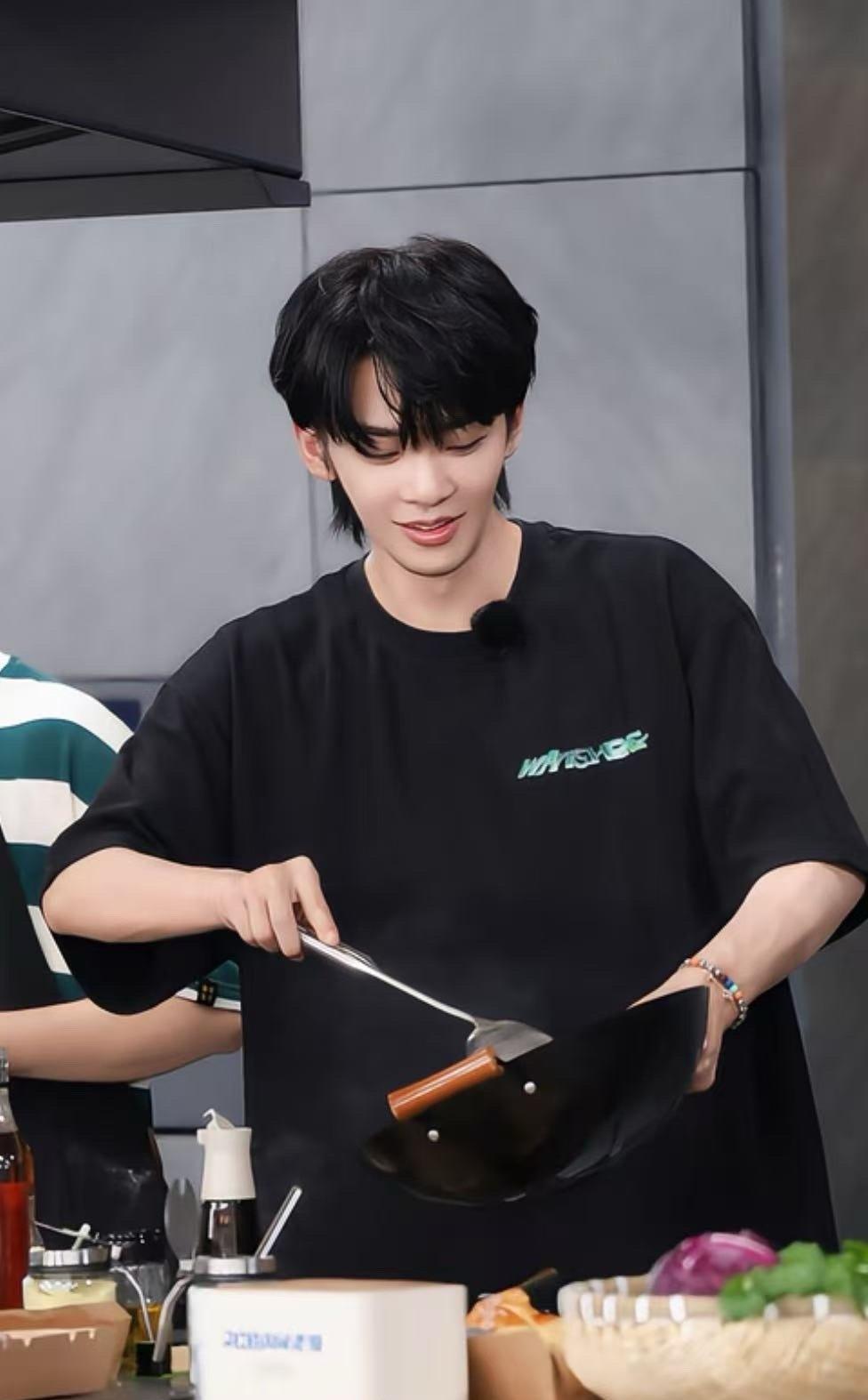 王赫野自曝过年生吞林蛙，说是为了合群。他自己也不爱吃，但气氛到那了，硬吞了一只。