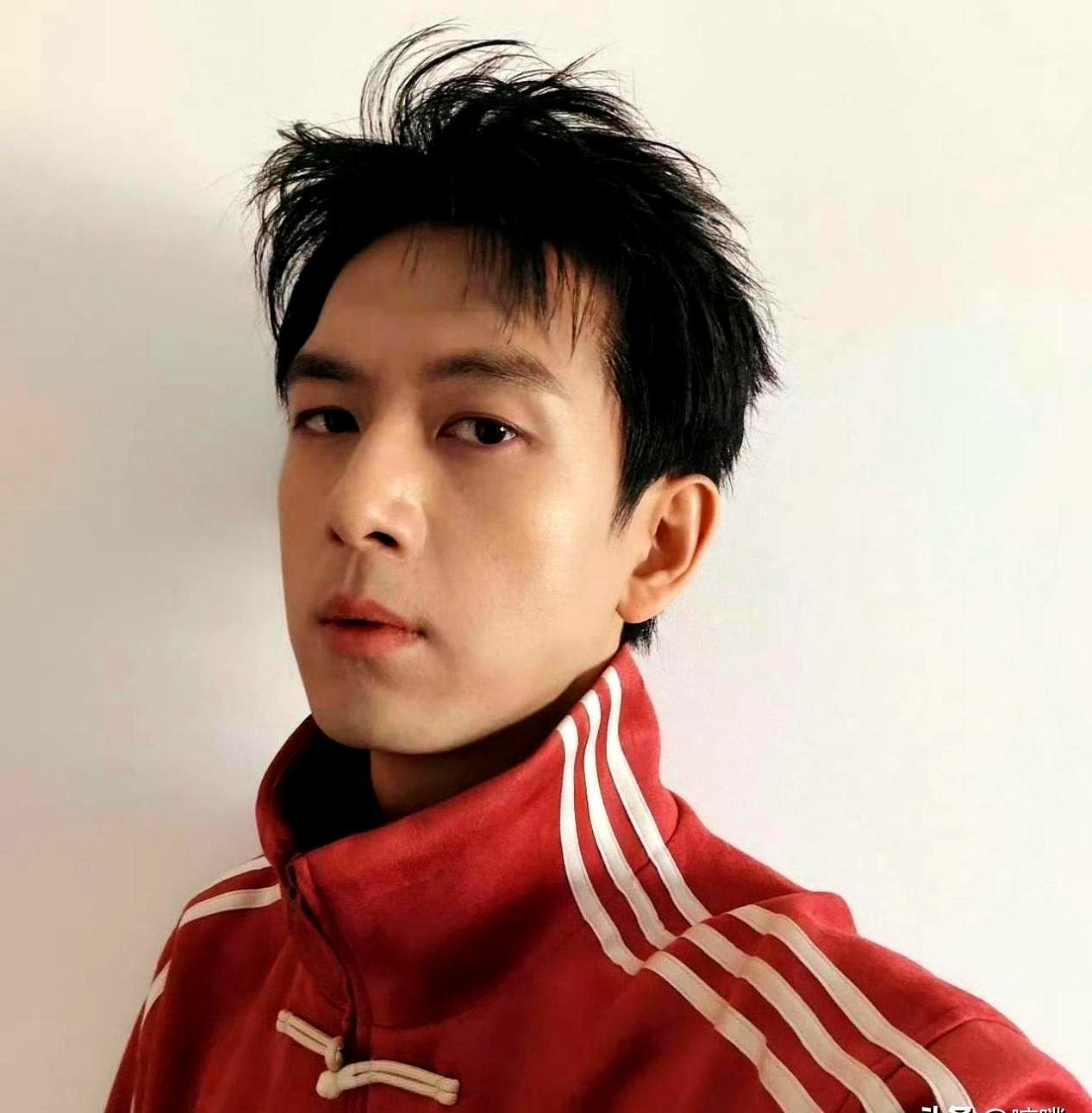 杨紫爸妈外出吃饭，穿的外套居然和李现的同款一模一样！
 
现场还有第三人穿类似款