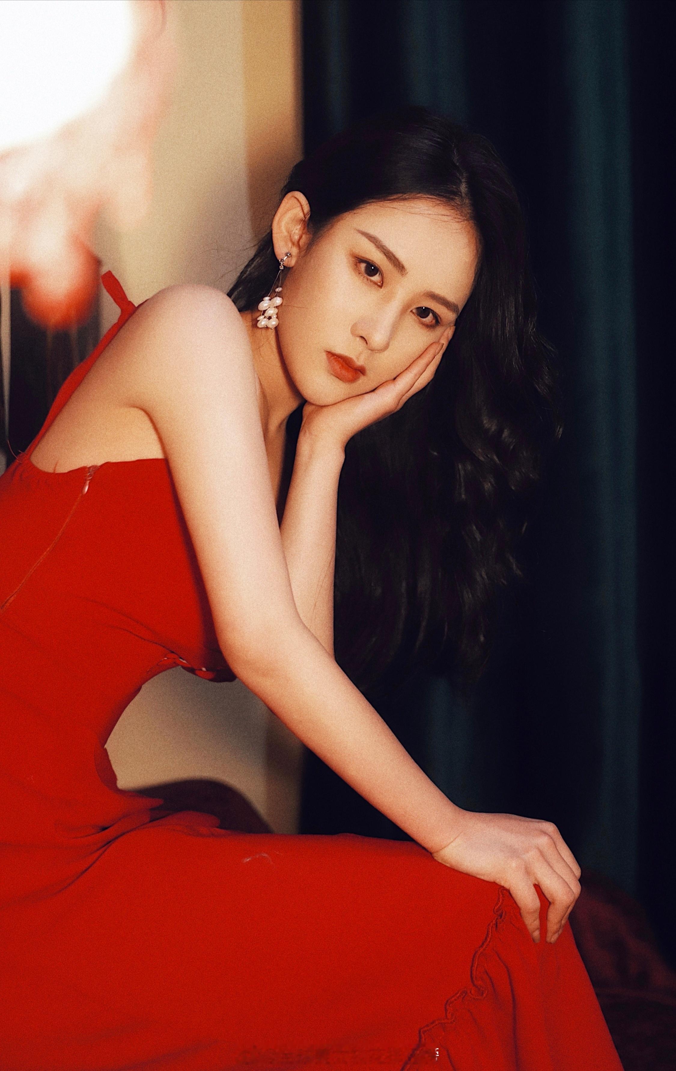 美女校花毕业于温州大学，现就读米兰理工大学，身高166cm，漂亮的天秤座小姐姐[