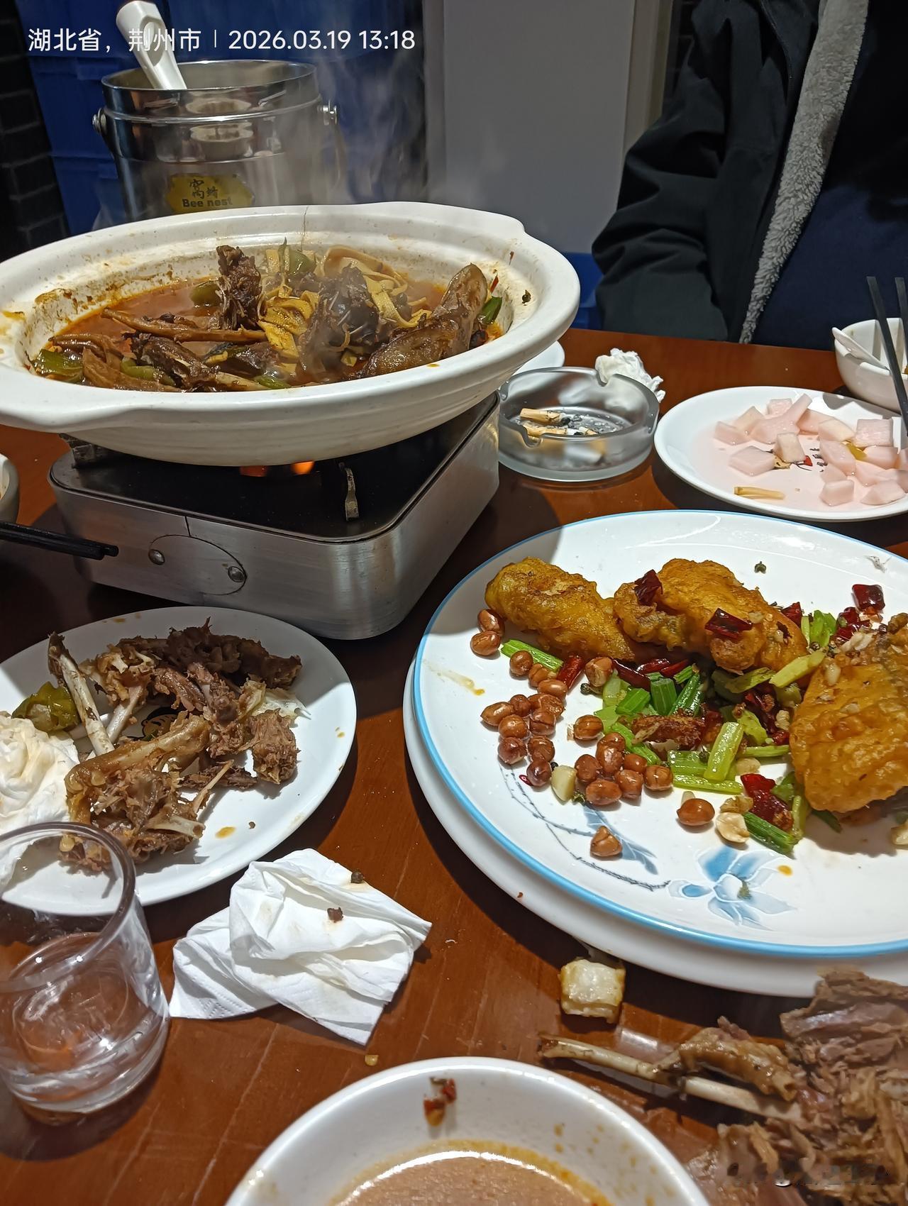 跟两个认识的大哥喝酒，正所谓朋友多了路好走，在荆州可以给我链接很多资源，哎，关键