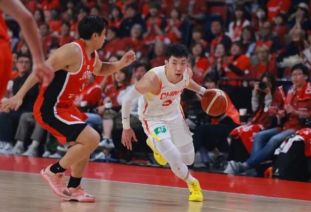 中国男篮客场逆转日本，主场哨这么明显的情况下，中国男篮自然艰难拿下胜利，这4人是