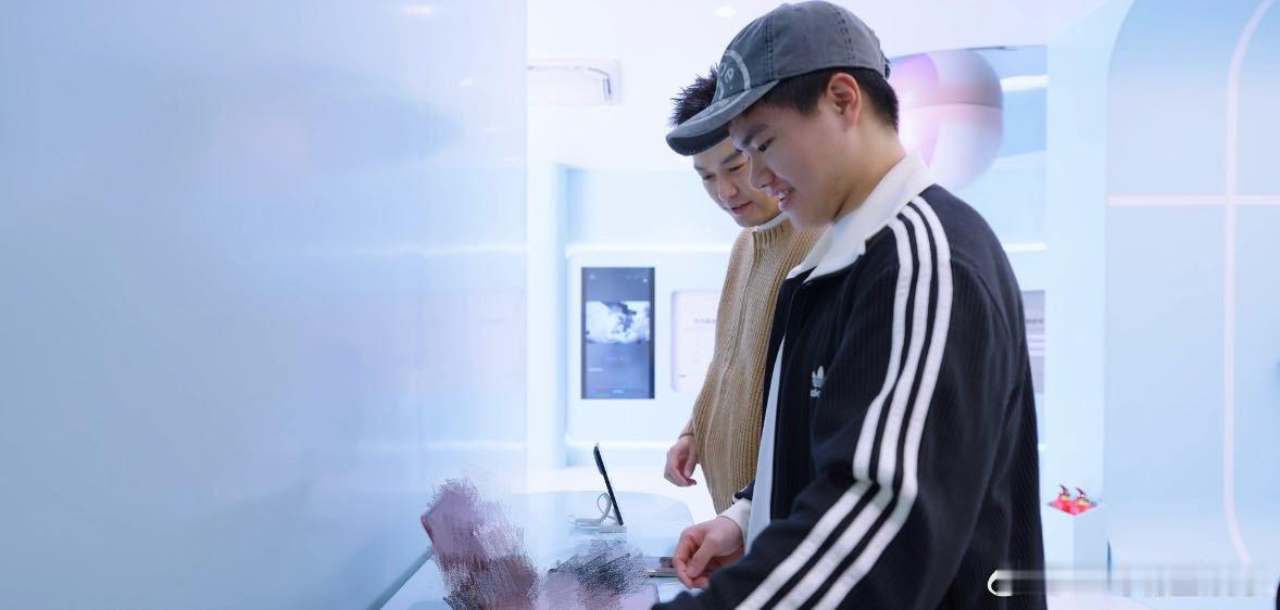 广州偶遇梁伟铿现实中的梁伟铿好可爱 从羽球赛场的聚光灯下，到广州喧闹的街头巷尾，