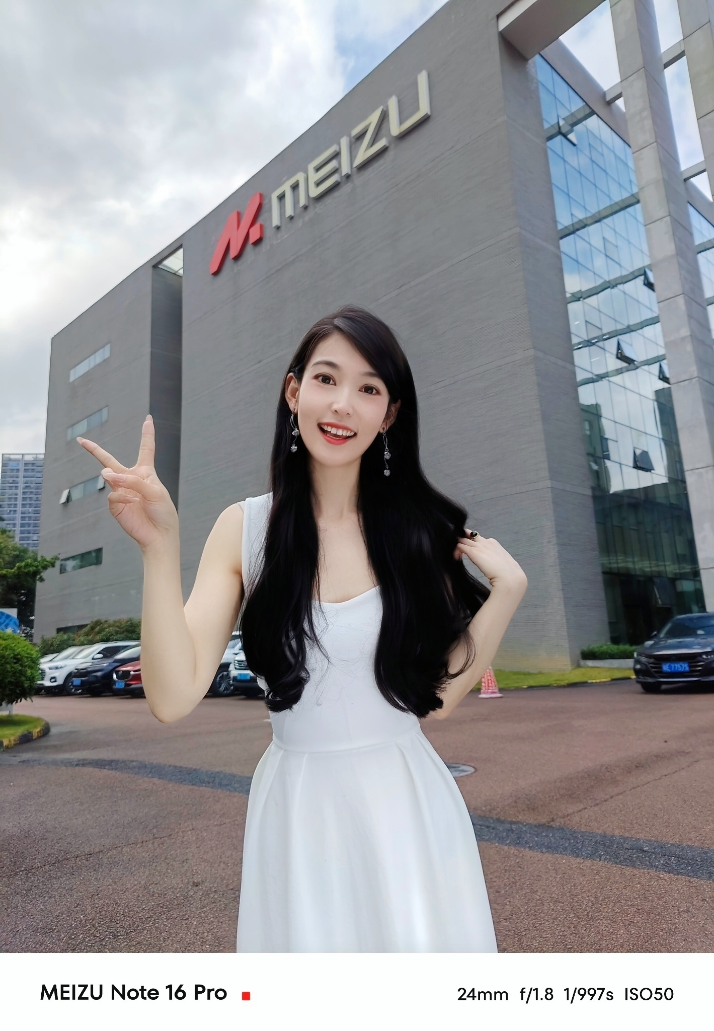 拿到Note16 Pro后，立刻找同事在珠海办公室随便拍了几张生活照，大家觉得如