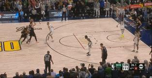 NBA赛场镜头：
   约基奇和戈登的保留节目：空接扣篮！
   这场比赛，约基