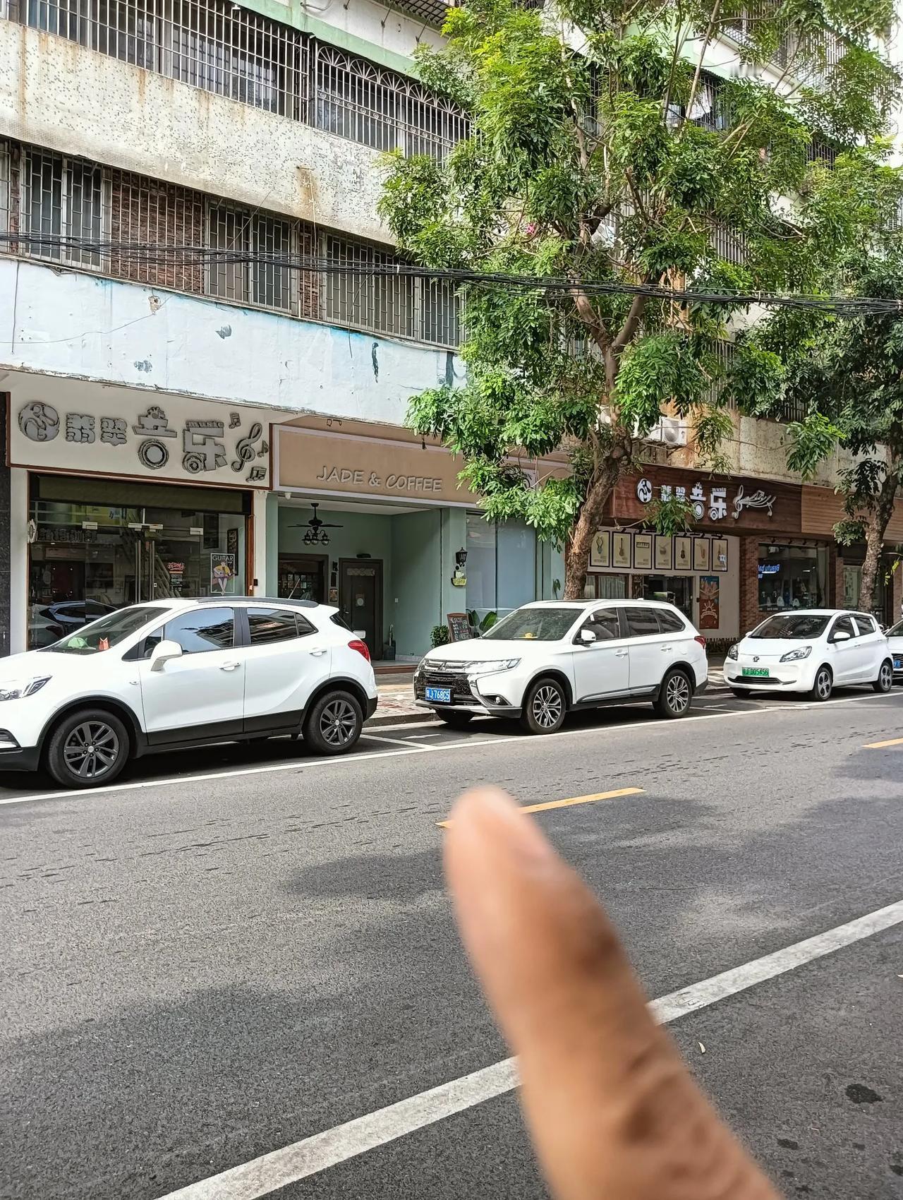 江门咖啡店：Jade coffee（翡萃音乐）
位于江门市蓬江区东江路翡翠音乐中