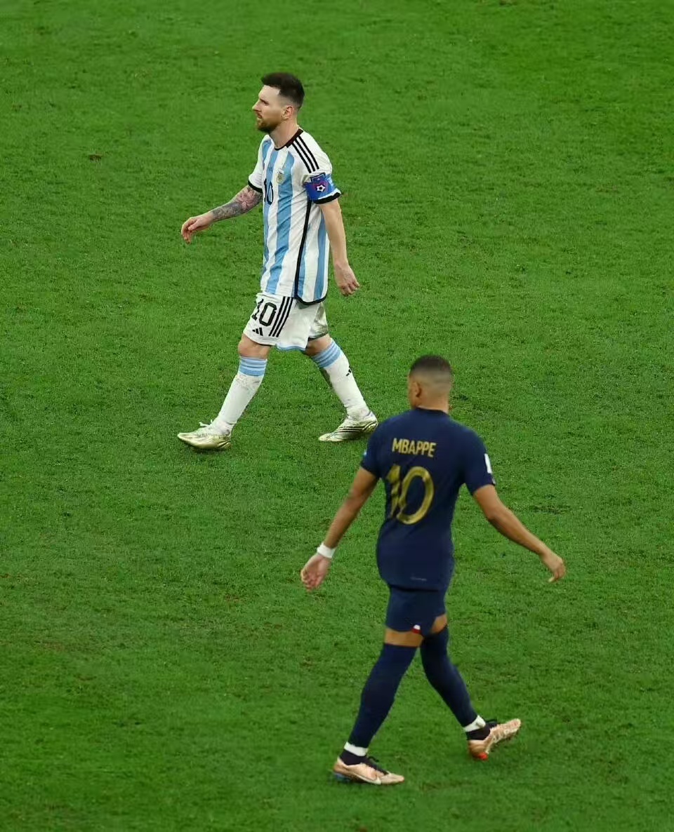 姆巴佩说梅西强的可怕 有人说梅西不跑动、没体能。姆巴佩用亲身经历打脸：越是身体疲