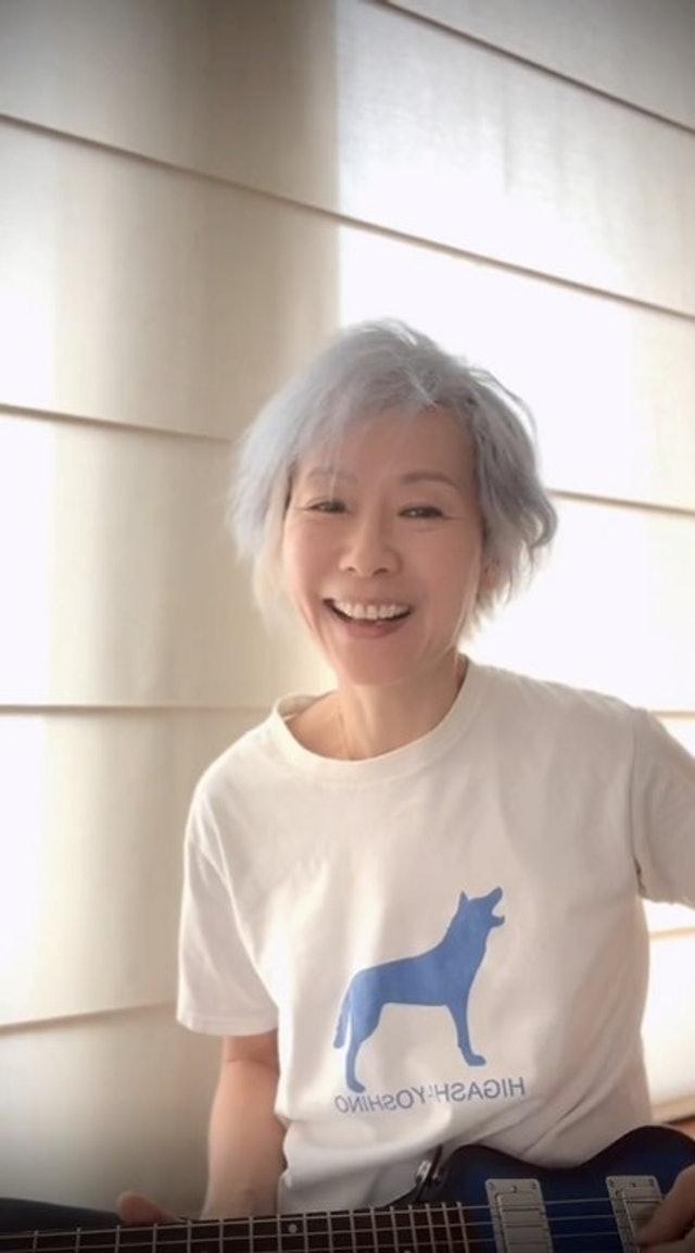 她是香港很出名女演员，年轻时候可是香港顶级美女，今年已经60岁，现在头发都全白了
