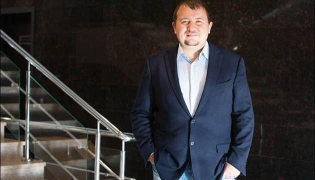 俄罗斯航天局前局长德米特里·罗戈津指着一架无人机大发雷霆，因为这架由前俄罗斯人制