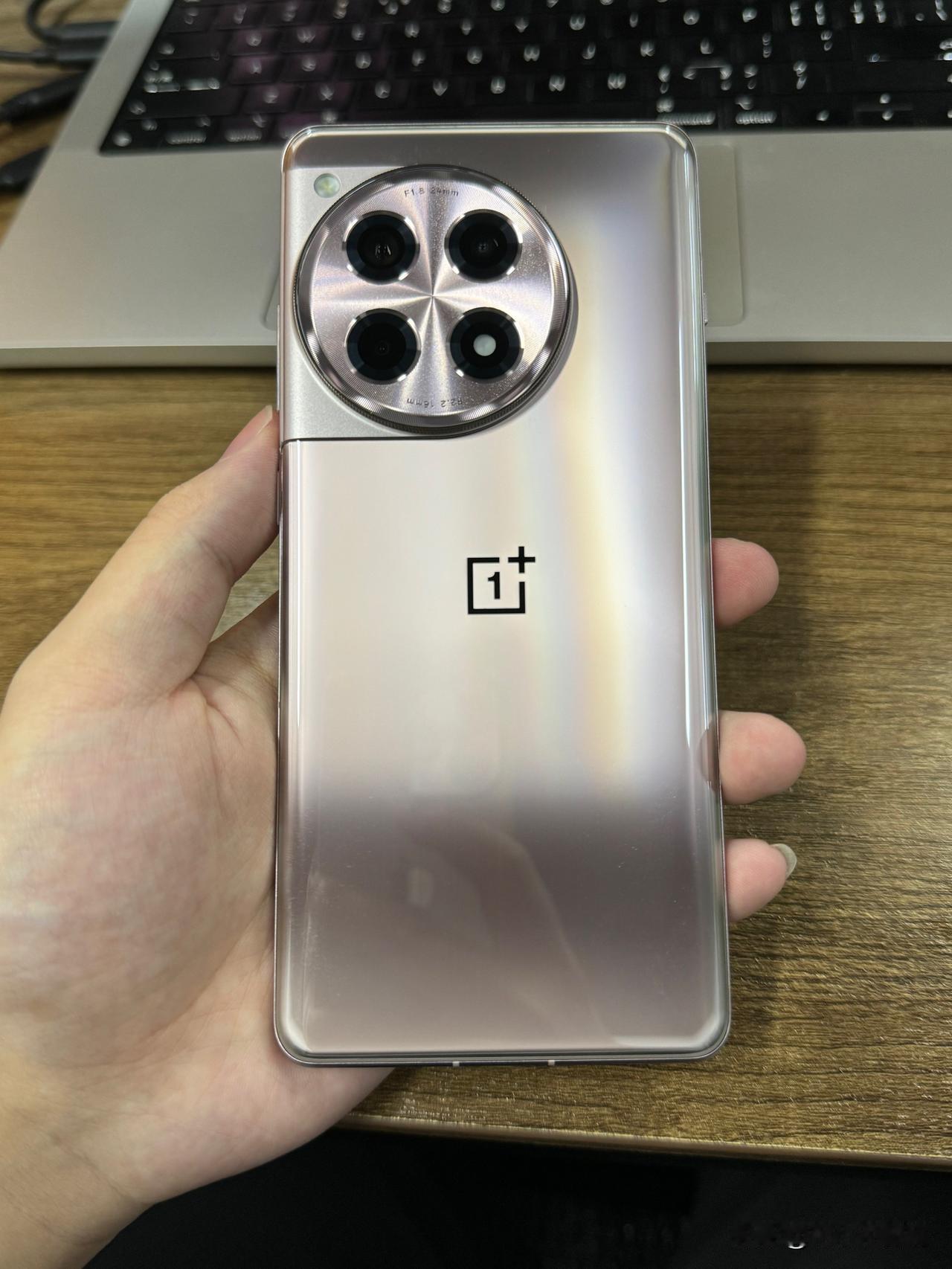 一加Ace 3 这价格貌似还行吧，真机质感也还不错~

12GB+256GB —