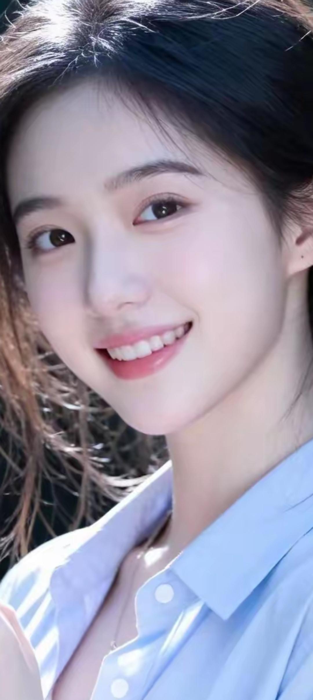 阳光下的微笑，元气满满的一天！😊✨