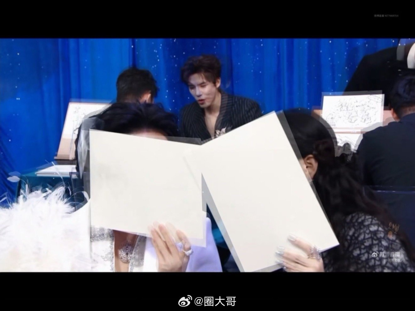 曾舜晞周也你俩聊啥呢 哈哈哈哈哈周也又开始叭叭叭了啊，不过这次是和曾舜晞。俩人拿