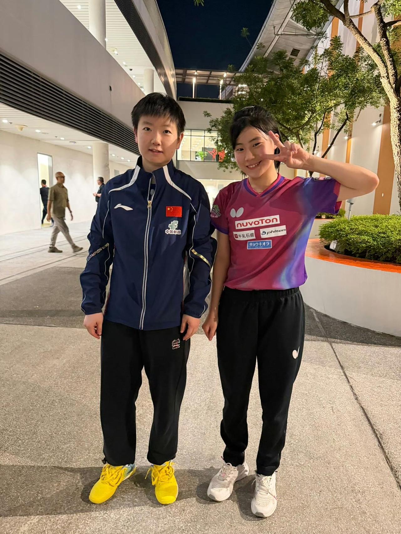 看这照片，
图一这两位是新加坡大满贯U17选手吗？[大笑]
这个是松岛美空🇯?