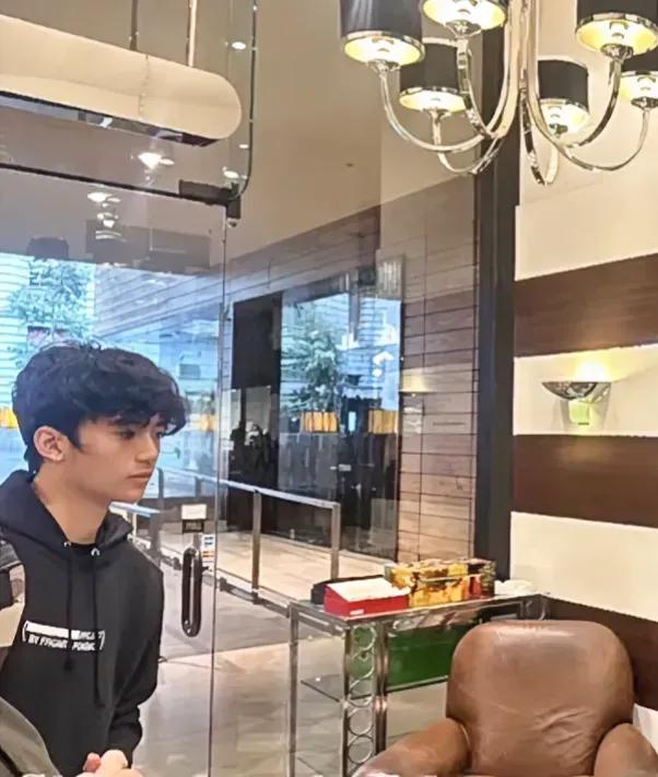 谢霆锋带儿子的出行照，父子俩一前一后看起来好生疏[捂脸]