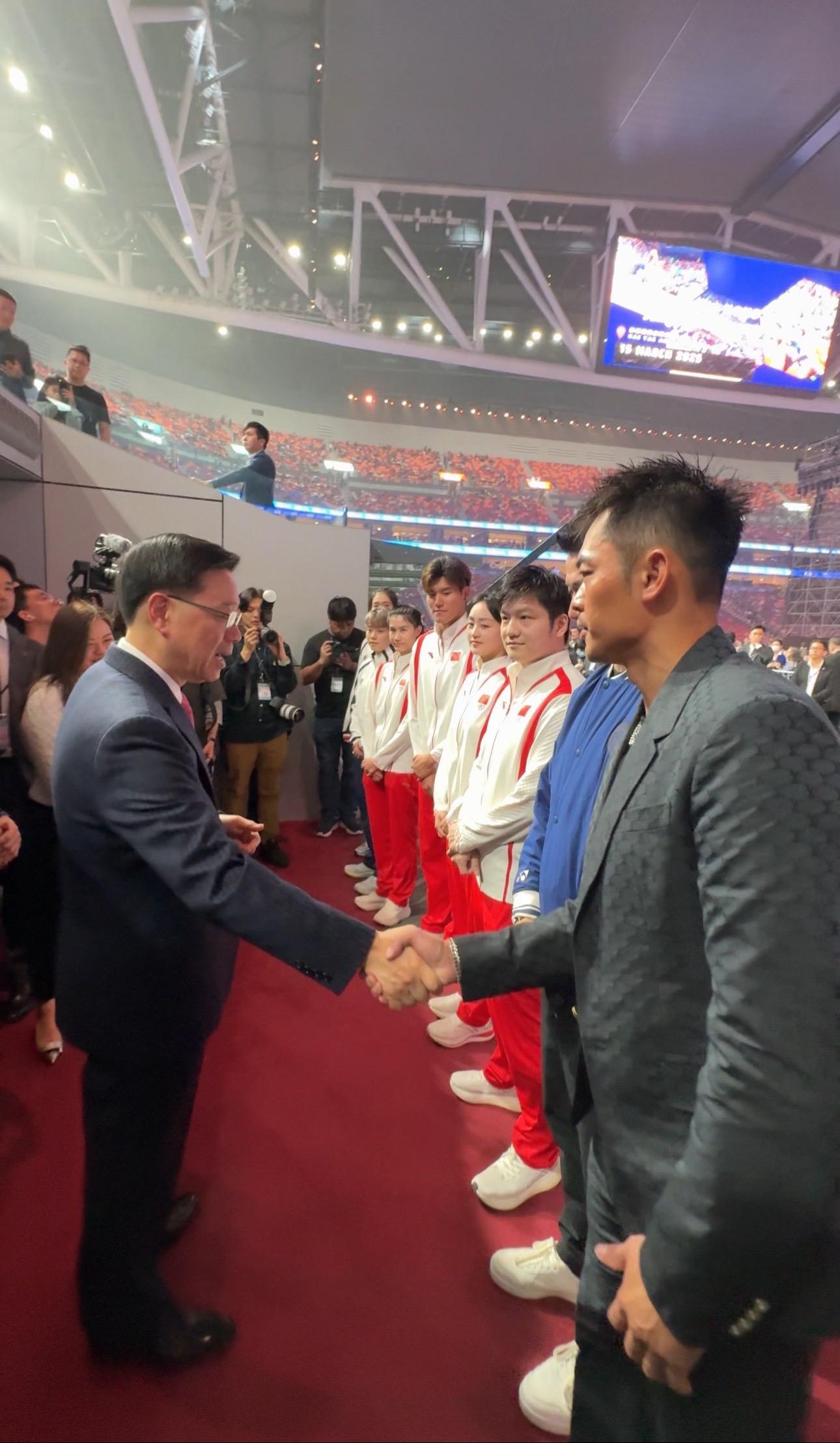 樊振东亮相启德体育园开幕典礼  在林丹抖音遇见[哇]🏓🏸 