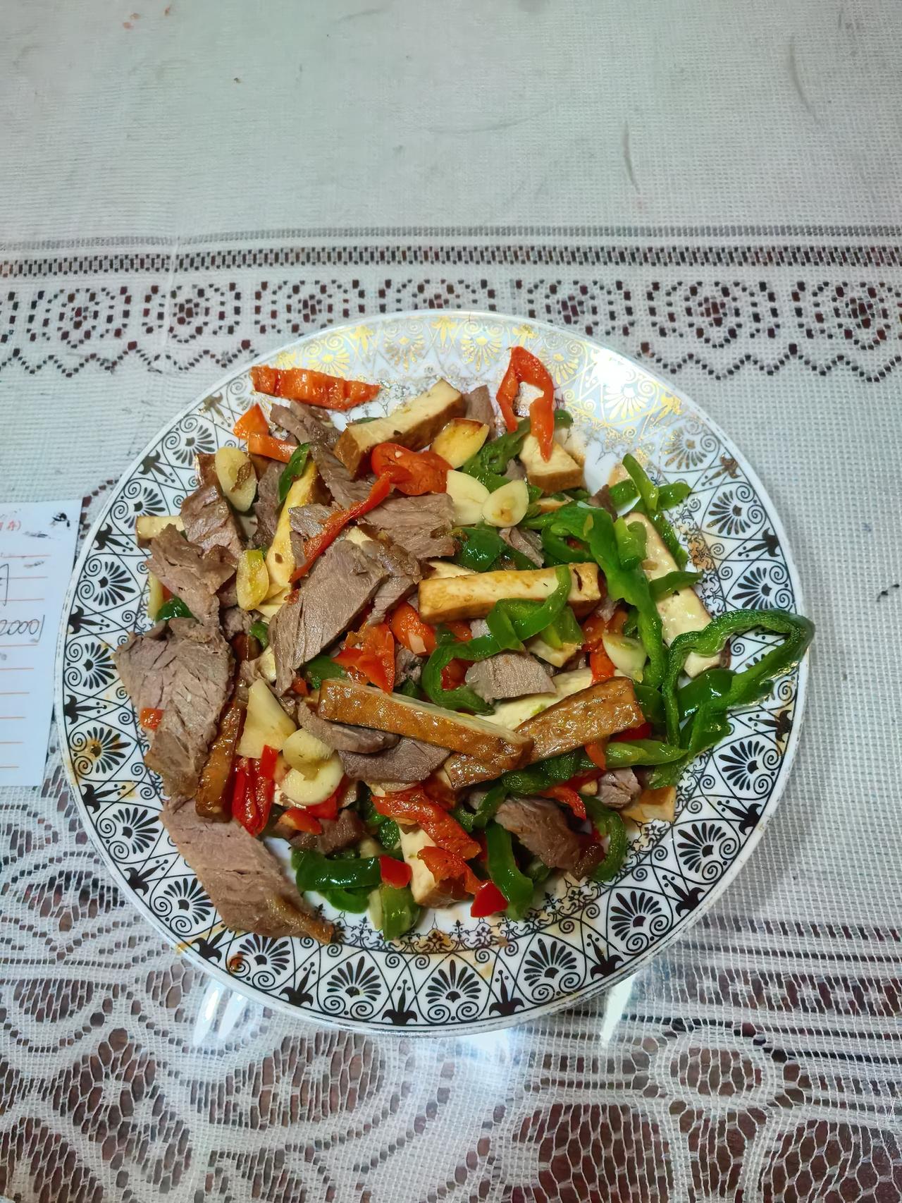 哎呀呀，今天给大家带来一道家常但绝对能让你“嗨”翻天的快手菜——牛肉豆干青椒蒜泥