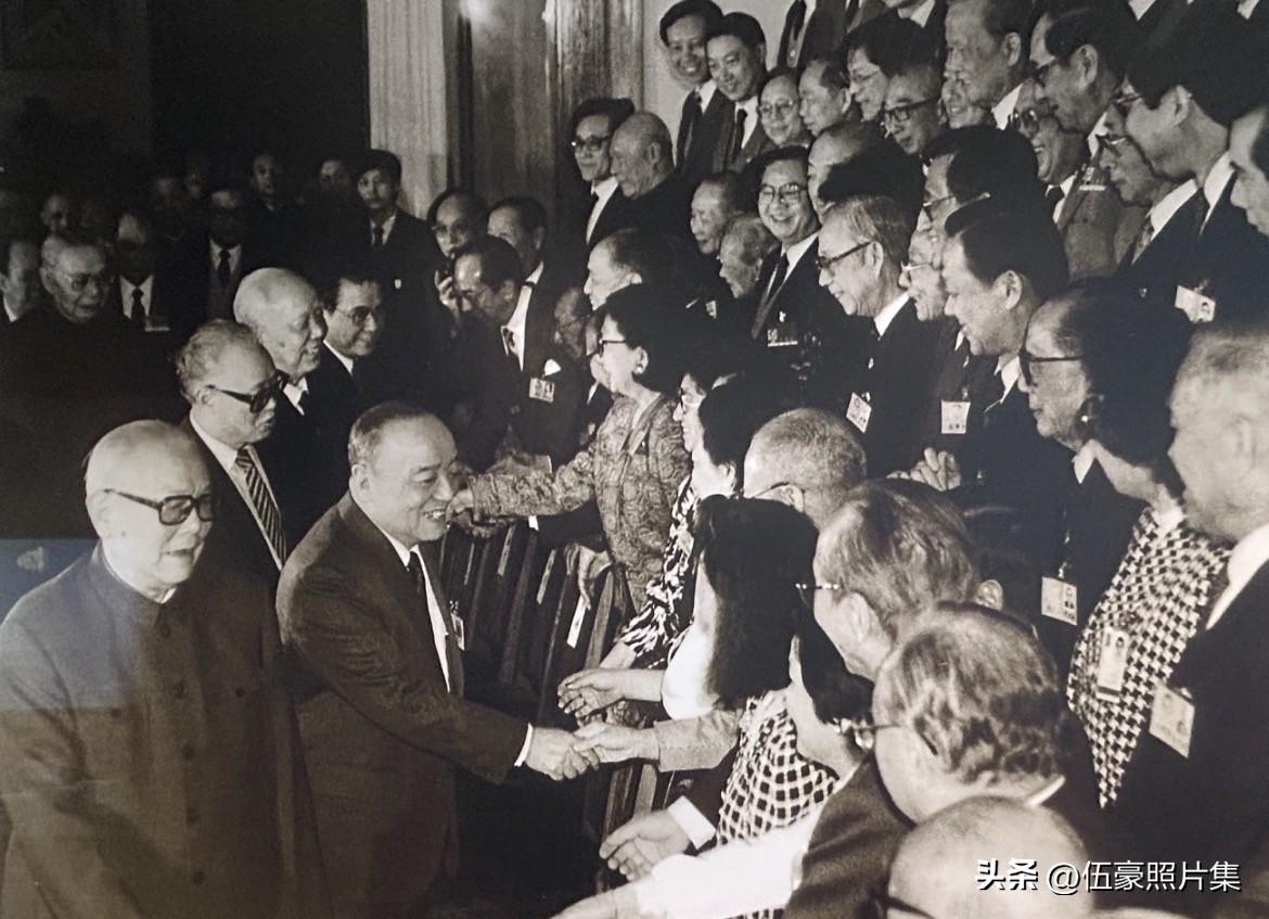 1988年4月9目，李先念与杨尚昆会见出席七届全国人大和全国政协七届一次会议的港