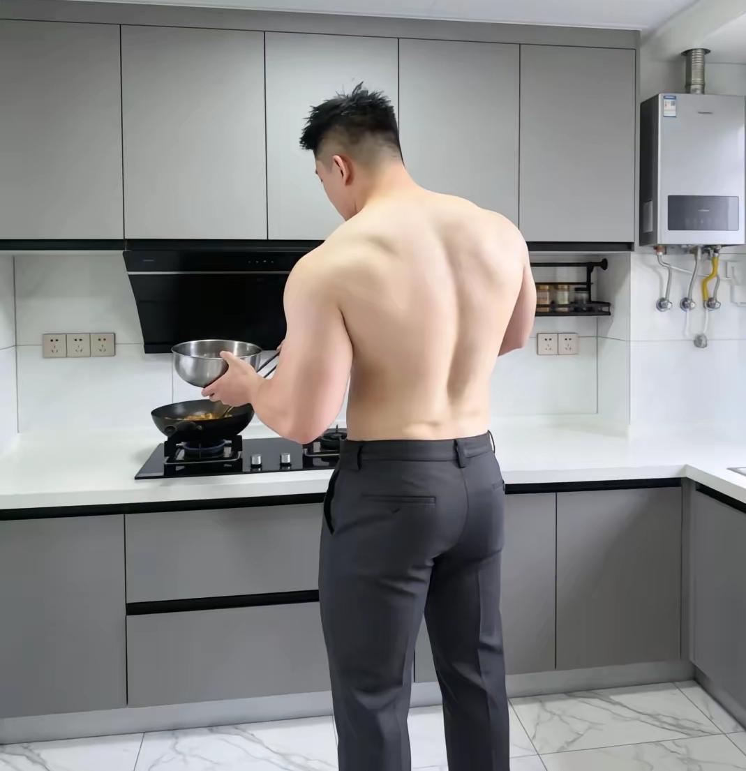 传说中的虎背熊腰是这样的吗？你见过虎背熊腰吗？从后面看 背宽厚像虎，腰粗壮像熊，