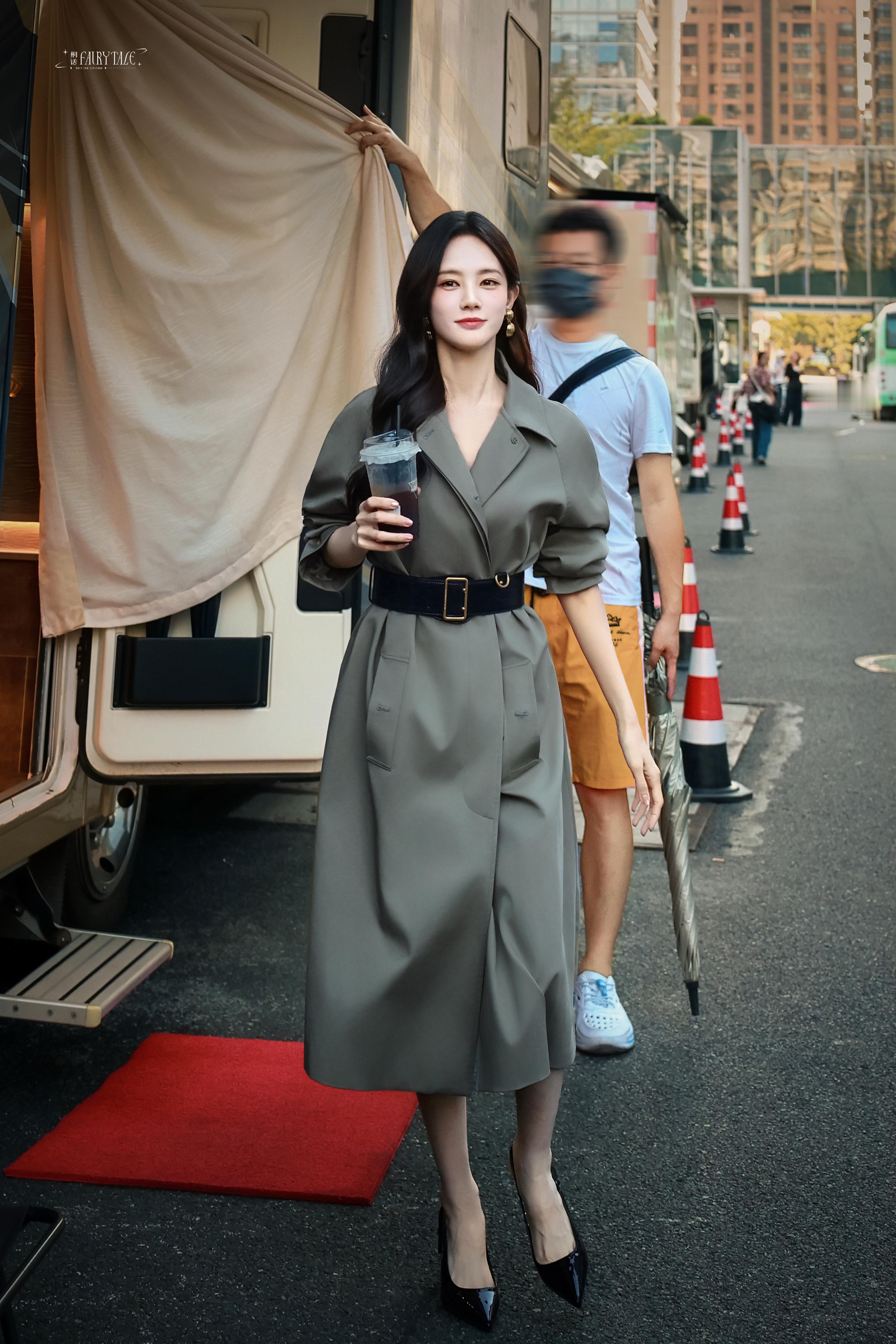 李一桐美人余新造型李一桐美人余新造型来了，这个好好看，橄榄绿色风衣式连衣裙，美丽