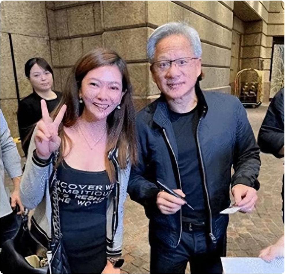 饭馆偶遇，女主播想请客，黄仁勋一句话让全场瞬间静了 