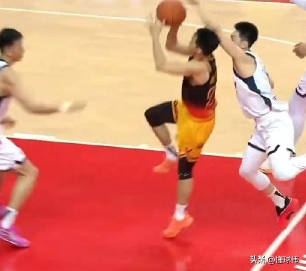 老六厉害！贾尔斯谈庞峥麟：

“庞峥麟真的太出色了。”

“关键时刻。”

“他