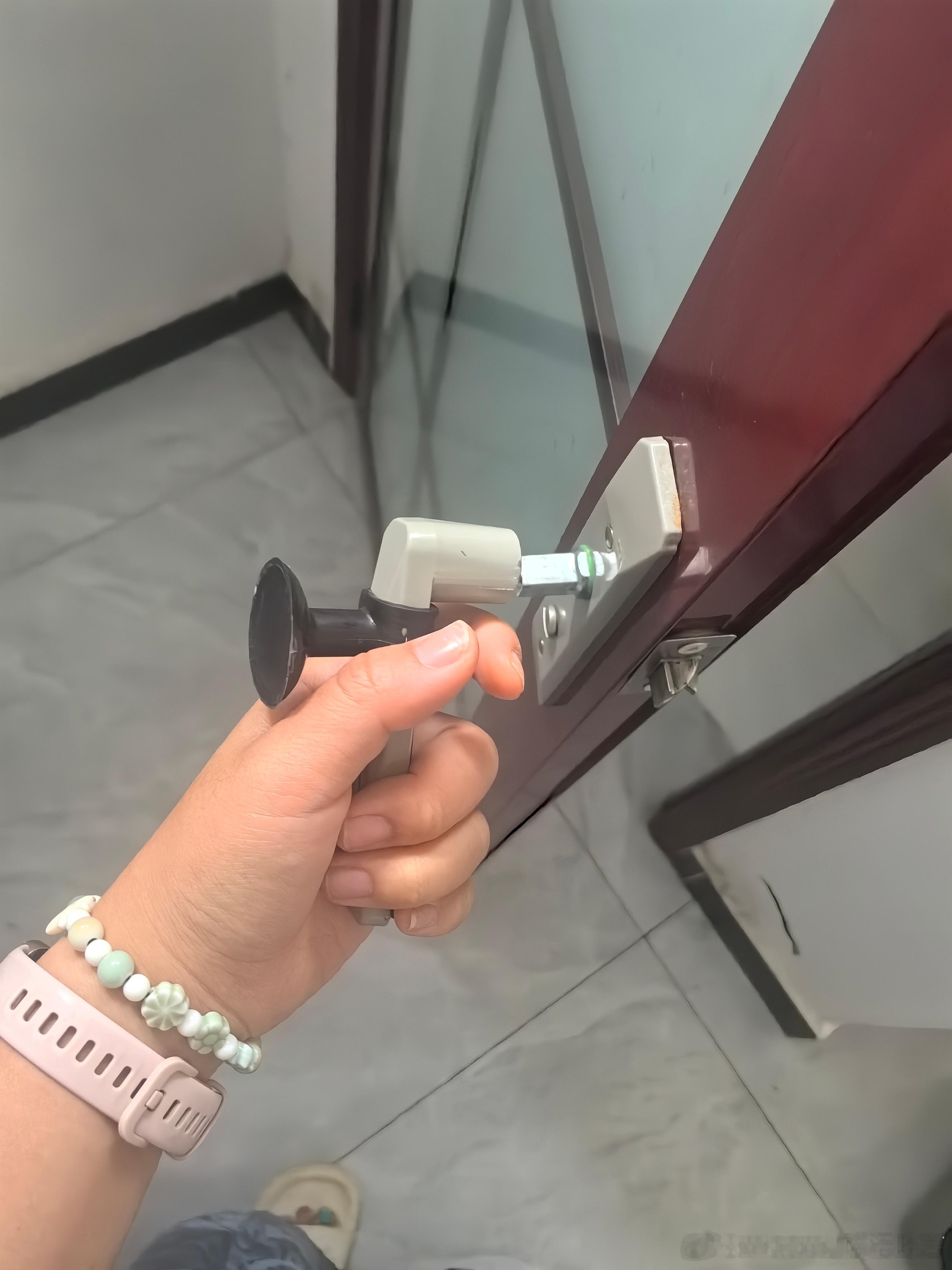 在去云南的旅途一共四个晚上，给密码锁刷房卡刷警报了，给水龙头一把带走，给门把手卸