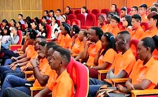 新华社1月7号这新闻，看得我心里直发酸。
30个卢旺达留学生从金华毕业回国，一个